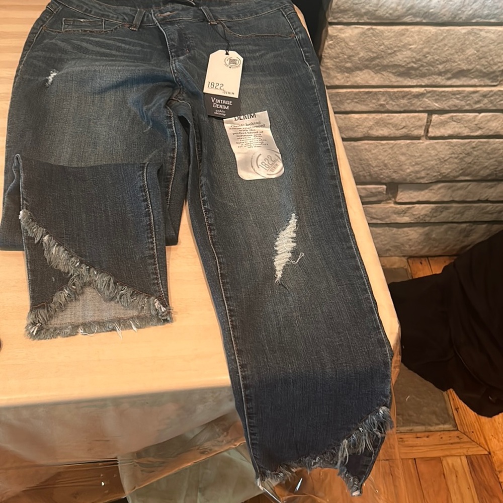 1822 Distressed slim cut ankle jeans